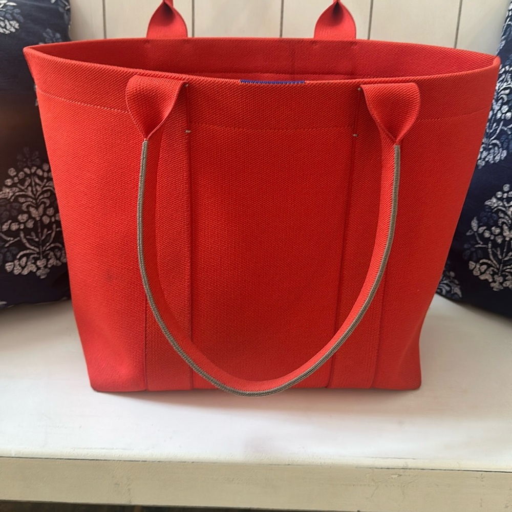 🚨 Rothy’s Essential tote in Bright Poppy- RARE, retired.